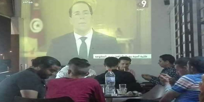 صورة اليوم: يوسف الشاهد يلقي كلمته إلى الشعب التونسي ..والتونسيون منشغلون بلعب الورق